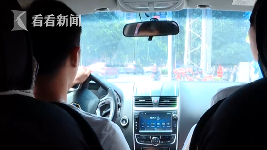 下车时,男乘客还说,29日继续预订他的车去扶绥县见客户。