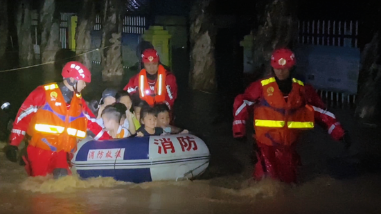 消防救援人员将被困师生转移至安全地带