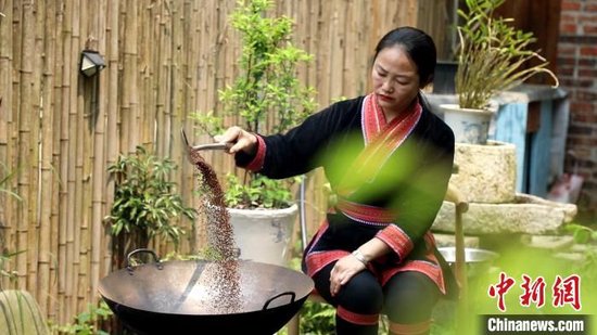 4月3日，谭芝祯将出坛后的鲊肉，简单烹饪，便是一道美味佳肴。刘卓 摄