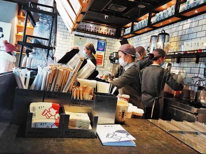 朝阳商圈一家奶茶店提供PLA吸管和纸吸管供顾客自选。见习记者卢丽婷摄