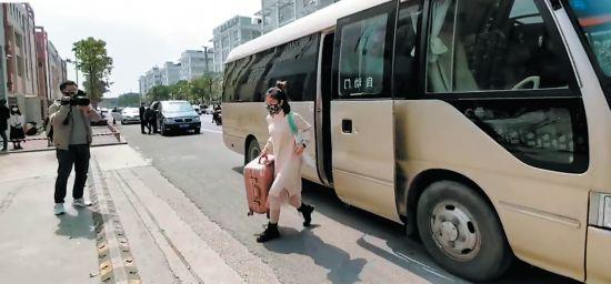 定制包车可点对点将企业员工送达上班地。记者程勇可摄
