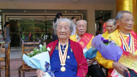 蒋姿荣奶奶如今108岁,是当天出席活动的最年长的老兵。