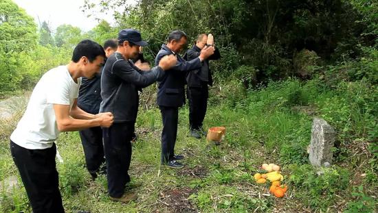 退伍军人、志愿者胡食万等祭拜烈士。