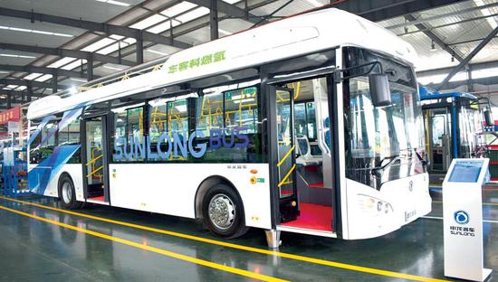 图为广西申龙汽车制造有限公司生产的燃料电池客车。申龙 摄