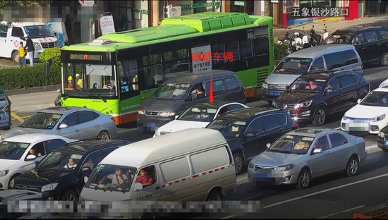 男子开大奔碰瓷成抖音“网红” 在南宁多个路口出现