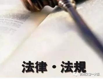 贺州男子骑摩托车上路被拦截 连小车驾驶证也