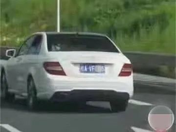 男子开大奔碰瓷成抖音“网红” 在南宁多个路口出现