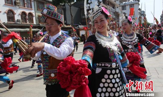 侗族民众在吹笙踩、跳芦笙舞。 龙林智 摄