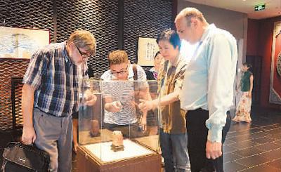 外国艺术家到广西美术馆参观、交流