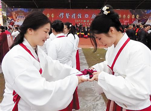 南宁各中小学开学注册顺利开展 学生:寒假收获