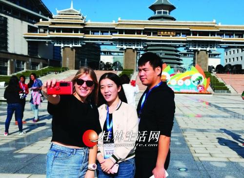 嘉宾代表来到临桂新区参观。记者李凯 摄