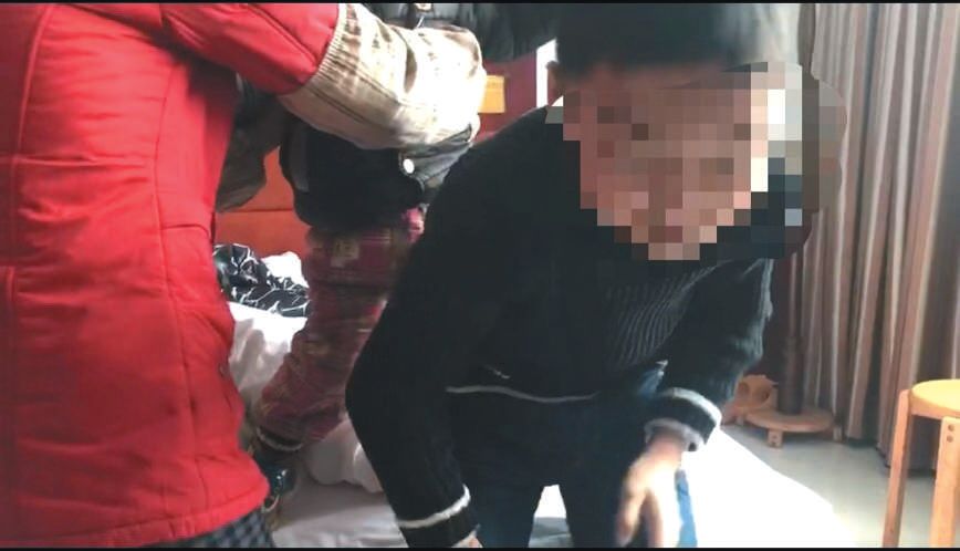 ▲目前,吴林(图中打码者)和家属暂住在宾馆。