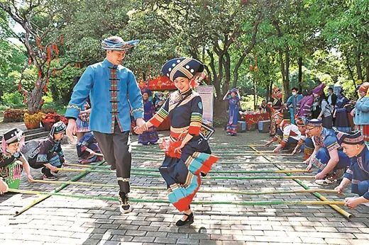 在2022年南宁市武鸣区“壮族三月三”民俗文化展示活动上，壮乡儿女载歌载舞庆佳节。梁 挺/摄