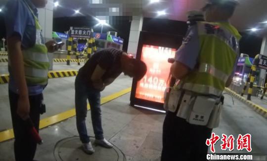 图为河北一司机高速酒驾被查。警方提供