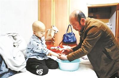 昨天一早去医院看病前,韩青为小宇擦脸、洗手摄影/本报记者 杨小嘉