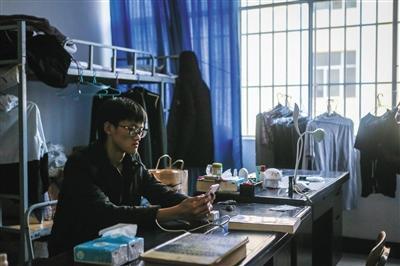 12月19日,禄劝一中,李维国坐在宿舍里给妈妈打