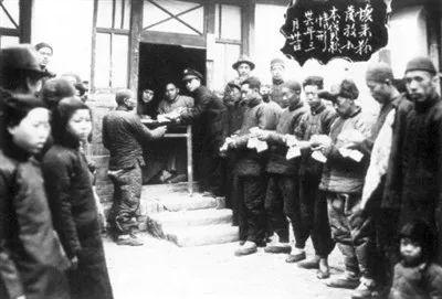 ▲民国时期,从事乡村建设运动的平教会等机构在河北怀来给农民发放小额贷款,传统乡村进入现代化的前夜。