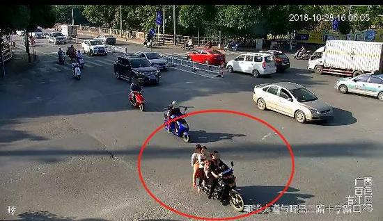 原来,被群众举报时搭载的5个孩子均是李某的孩子。