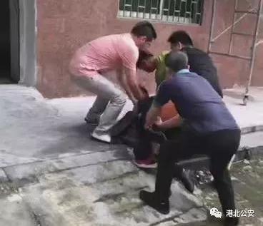 民警抓捕嫌疑人