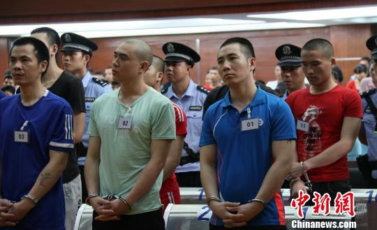被告人符志康(右一) 谭安哲 摄