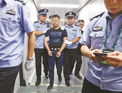 王某被警方押解回国 供图/拱北海关