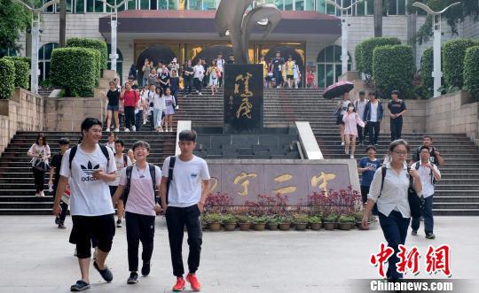 6月8日,广西南宁二中,考生走出考场。 俞靖 摄