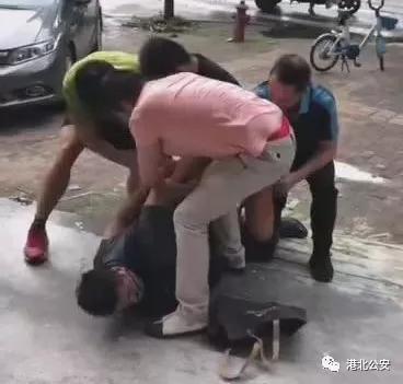民警抓捕嫌疑人