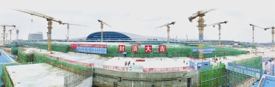 南宁国际空港综合交通枢纽（GTC）项目建设稳步推进，2021年12月31日，项目主体结构顺利实现封顶。（潘浩 摄）