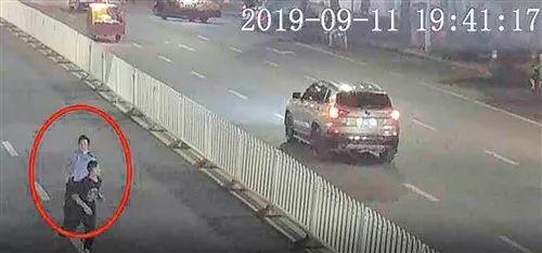 李海波(画圈处)跨越隔离栏追捕嫌疑人(视频截图)
