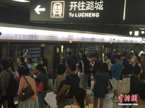 资料图:高峰时段的北京地铁 中新网记者 富宇 摄