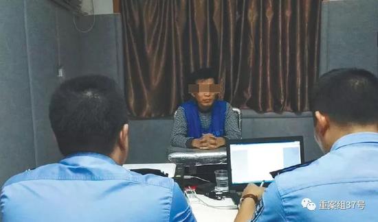 ▲“五行幣”傳銷組織創(chuàng)始人宋密秋，接受警方審訊。此前，涉嫌組織、領(lǐng)導(dǎo)傳銷罪的宋密秋潛逃?xùn)|南亞，于2017 年被抓捕回國。 &nbsp; &nbsp;新京報資料圖