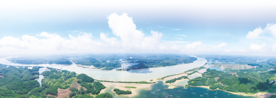 2022年8月28日,平陆运河开工建设,将“给南宁带来一片海”。图为平陆运河入口处平塘江口段水域(无人机全景照片)。 新华社记者曹祎铭 摄