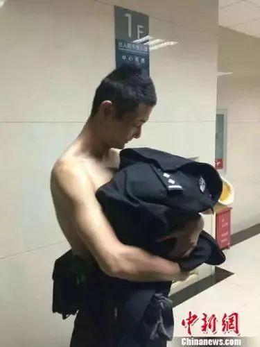 图为公安民警用自己的身体温暖弃婴。 钟欣 摄 钟欣 摄
