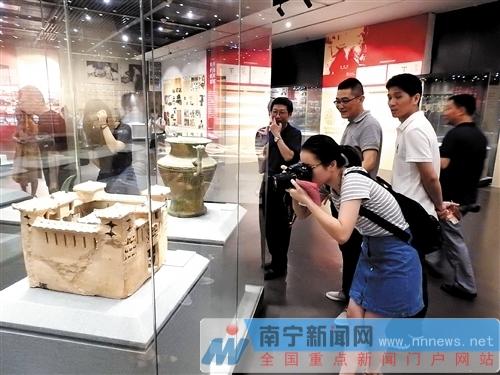 各种国宝级文物,带观众走进一场文物盛宴 本版图片均为本报记者 赖有光 摄