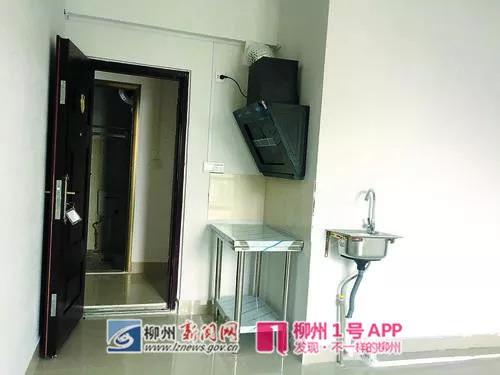 房间内安装的抽油烟机和洗漱台.jpg 房间内安装的抽油烟机和洗漱台