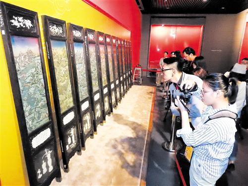 “紫檀木边架漆地嵌象牙广西府州图围屏”吸引众人目光