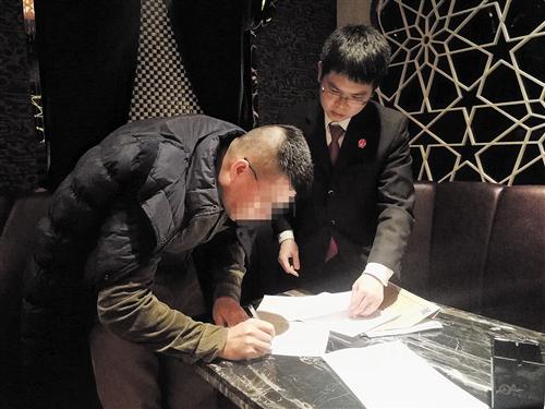 KTV相关负责人执行生效判决 记者 梁静 摄