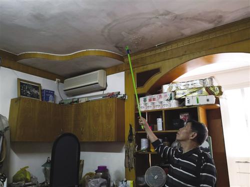 老黄指着房间天花板说,这个地方经常渗水导致发霉