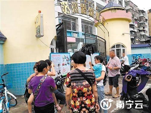 部分家长在幼儿园门口商讨孩子入园问题 记者 潘国武 摄