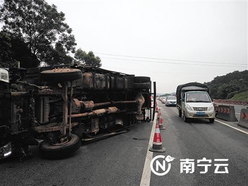 货车右后轮脱落导致侧翻,占了一半的道路。通讯员 潘洪江 摄