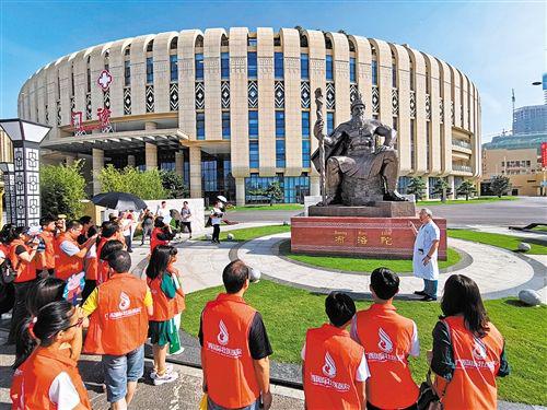 广西中医药大学副校长、广西国际壮医医院院长覃裕旺介绍壮医的发展