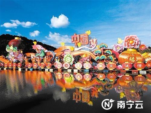 湖畔的美景构成一道靓丽风景线。记者 赖有光 摄