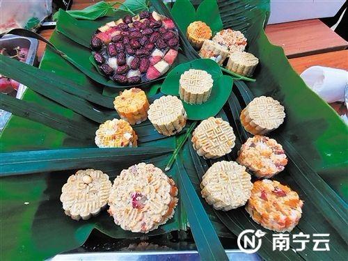 动物园饲养员为动物们特制的各式月饼