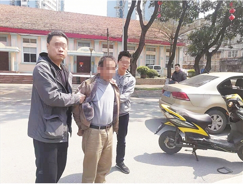 嫌疑男子在公交站台旁被便衣民警抓获(警方供图)