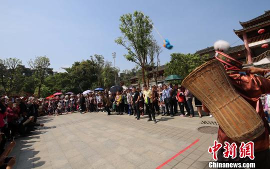 苗族民众在进行抛绣球比赛。 龙林智 摄