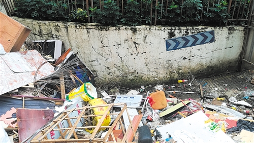 大件垃圾和建筑垃圾丢弃在废弃的停车场出口 本报记者 韦薇 摄