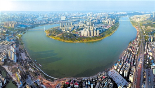 邕江在“南宁都心”新规划中担当着南宁城市中轴“脊梁”的角色 本报记者 宋延康 摄