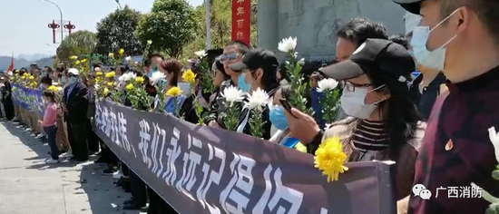 泪目!广西26岁救火英雄牺牲 群众自发前来送别