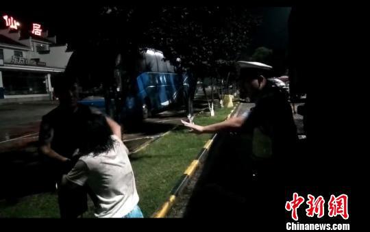 图为女子掌掴丈夫。 刘益 摄