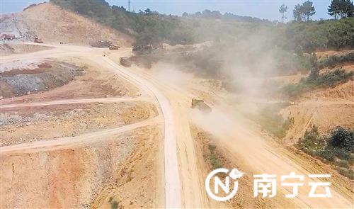 市民上传的视频拍摄了工地施工现场的画面 记者 黎兆齐 截图